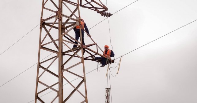 Moti i keq, demtime te rrjetit elektrik â€“ OSHEE: Vijon puna per te rikthyer energjinÃ« ne Tepelene